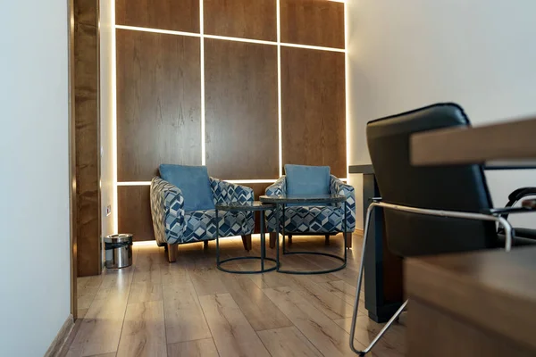 Office waiting area with arm chairs and coffee table — Stock Photo, Image