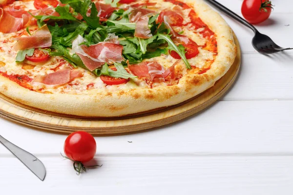 Caesar-Pizza an Bord auf weißem Holztisch — Stockfoto