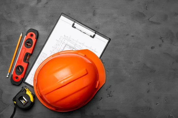 Hårdhatt för byggnadsarbetare, ritningar och .byggnivå, ovanifrån — Stockfoto