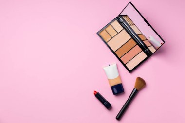 Pembe arka planda fırçayla palet yap