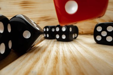 Ahşap arkaplanda kırmızı ve siyah zar küpleri