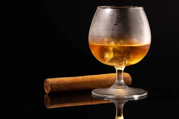 Glass of whisky and cigar on black background — Stock Photo, Image