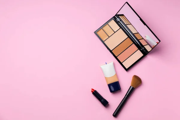 Make-up-Palette mit Pinsel auf rosa Hintergrund — Stockfoto