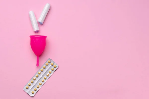 Menstrual cup and oral contraceptive pills top view — Stock Photo, Image