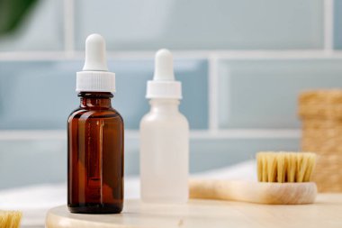 Banyoda pipetli cam kozmetik yağ şişeleri.