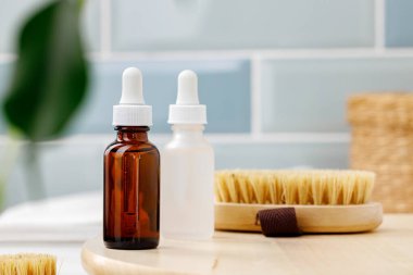 Banyoda pipetli cam kozmetik yağ şişeleri.