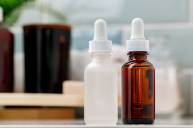 Banyoda pipetli cam kozmetik yağ şişeleri.