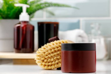 Kahverengi konteynır mavi banyo arka planına karşı