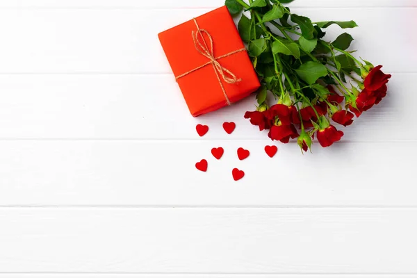Ramo de rosas y caja de regalo vista superior — Foto de Stock