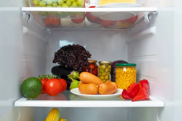 Kühlschrankregal voller frischem Gemüse aus nächster Nähe — Stockfoto