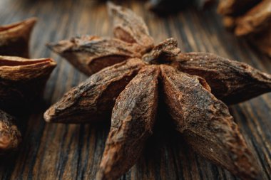 Tahta arka planda anason yıldızlarının makro fotoğrafı
