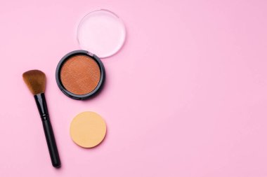 Dekoratif kozmetik yüz pudrası ve fırça yakın