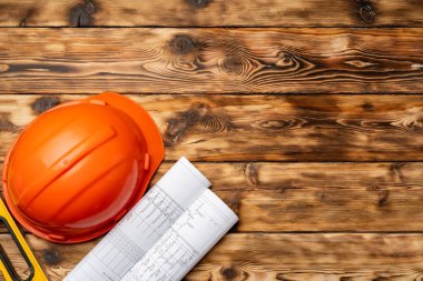 İnşaat işçisi şapkası, planlar ve inşaat seviyesi, üst görünüm.