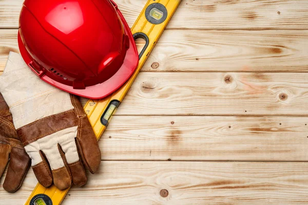Hårdhatt och handskar av byggnadsarbetare ovanifrån — Stockfoto