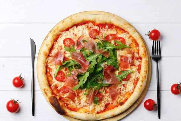 Caesar-Pizza an Bord auf weißem Holztisch — Stockfoto