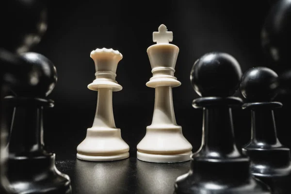 Schachspiel mit Schachfiguren vor schwarzem Hintergrund — Stockfoto