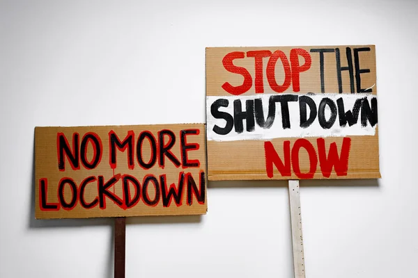 Cartellone protestante contro i blocchi coronavirus contro la parete — Foto Stock