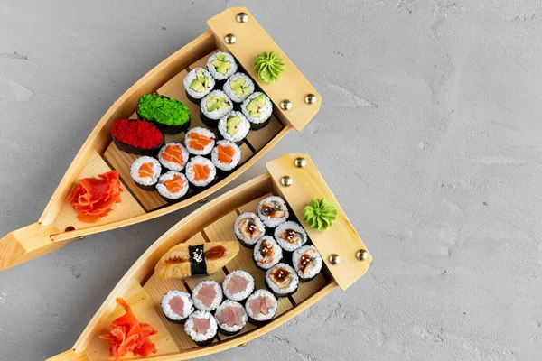 Maki-Sushi-Set auf hölzernem Tablett — Stockfoto