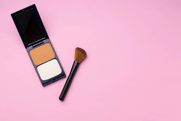 Maquillaje paleta con pincel sobre fondo rosa — Foto de Stock