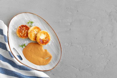 Rus peynirli kekleri sosla servis edilir.