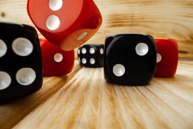 Ahşap arkaplanda kırmızı ve siyah zar küpleri