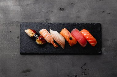 Gri arka planda servis edilen Nigiri suşisi seti