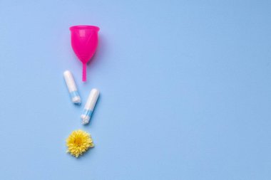 Regl bardağı ve tıbbi tamponun üst görüntüsü