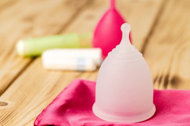 Adet bardağı ve tıbbi tampon yakın çekim.