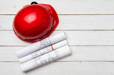 Ahşap arkaplan görünümlü sert şapka ve planlar