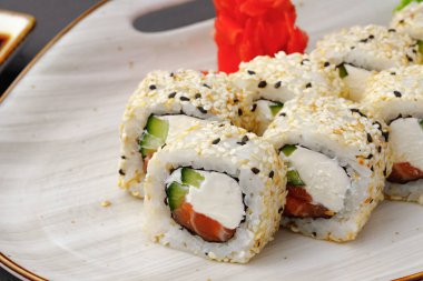 Somon, Philadelphia peyniri ve susamlı suşi rulosu.