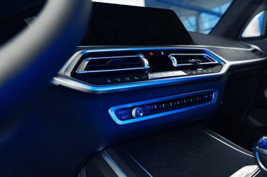 Yeni prestijli konforlu arabanın içini kapatın.