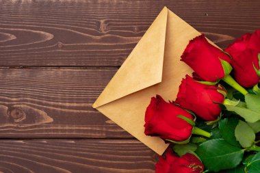 Gül buketi ve zarf üst görünümü