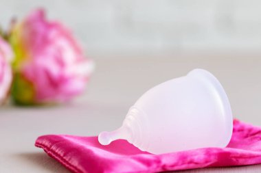 Adet bardağı ve kapağı kapanıyor.