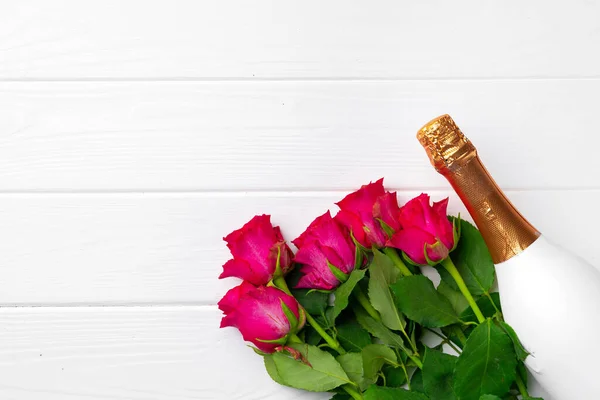 Аромат роз и шампанского вид сверху — стоковое фото