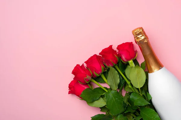 Bouquet di rose e champagne vista dall'alto — Foto Stock
