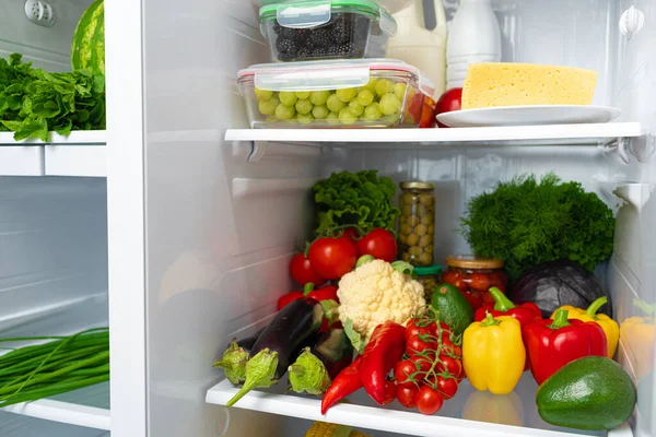 Estante del refrigerador lleno de verduras frescas de cerca — Foto de Stock