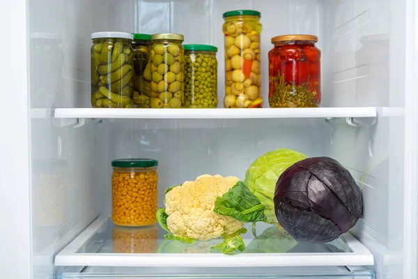 냉장고 선반 위에 통조림을 담은 유리병 — 스톡 사진
