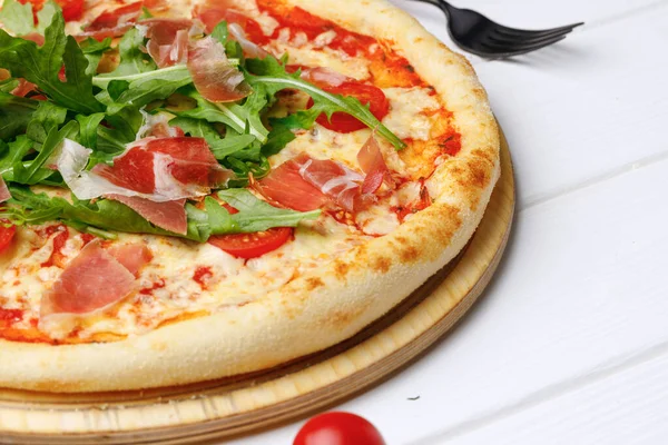 Caesar-Pizza an Bord auf weißem Holztisch — Stockfoto