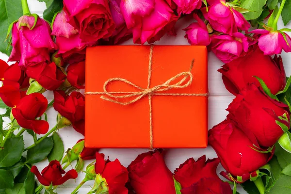 Ramo de rosas y caja de regalo vista superior — Foto de Stock