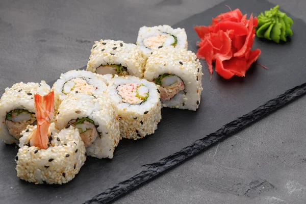 Rollo de sushi japonés en el plato de cerca — Foto de Stock