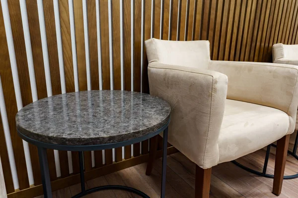 Oficina de sala de espera con sillones y mesa de café — Foto de Stock