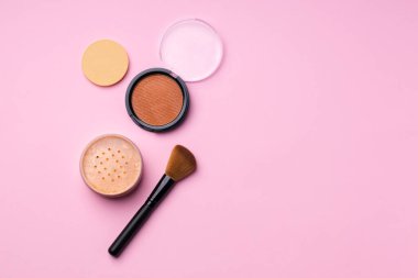 Dekoratif kozmetik yüz pudrası ve fırça yakın
