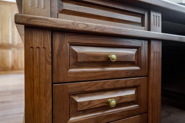 Ofisinde birkaç kutu olan ahşap masa.