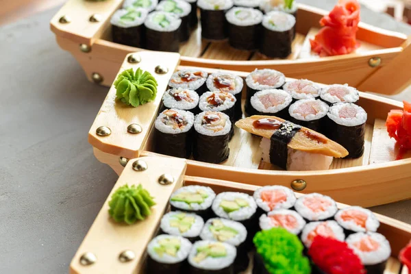 Set di sushi maki su vassoio di legno — Foto Stock