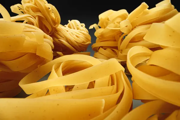 Pasta secca su sfondo scuro macro foto — Foto Stock