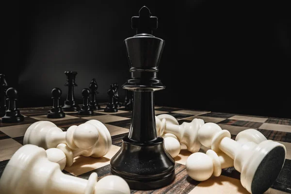 Шахові фігури на шаховій дошці макро фото — стокове фото