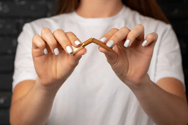 Mujer irreconocible rompiendo cigarrillo en sus manos dejando el hábito —  Fotos de Stock