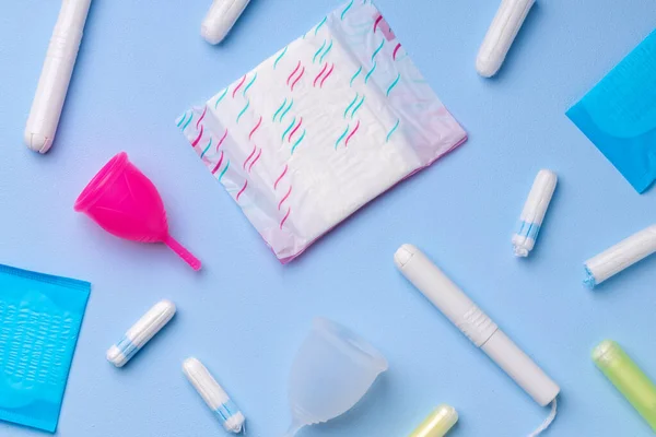 Productos de higiene menstrual incluyendo taza, almohadillas y tampón — Foto de Stock