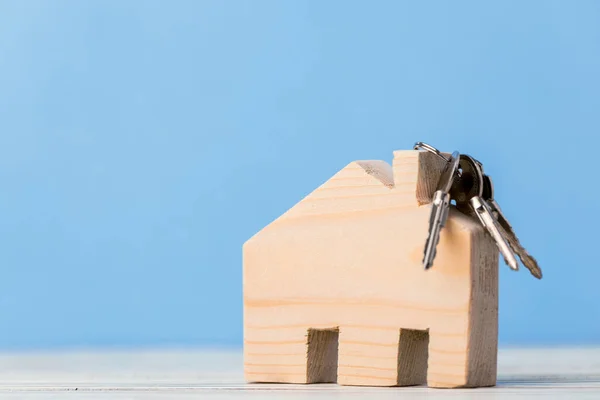 Jouet en bois maison et clés de maison fermer — Photo