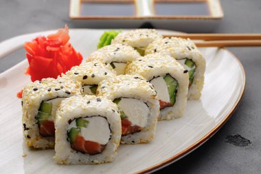 Somon, Philadelphia peyniri ve susamlı suşi rulosu.